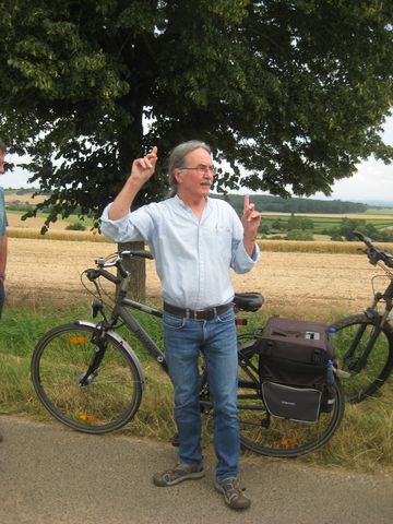 Peter Hünner führt die Radtour durch die Gemarkung