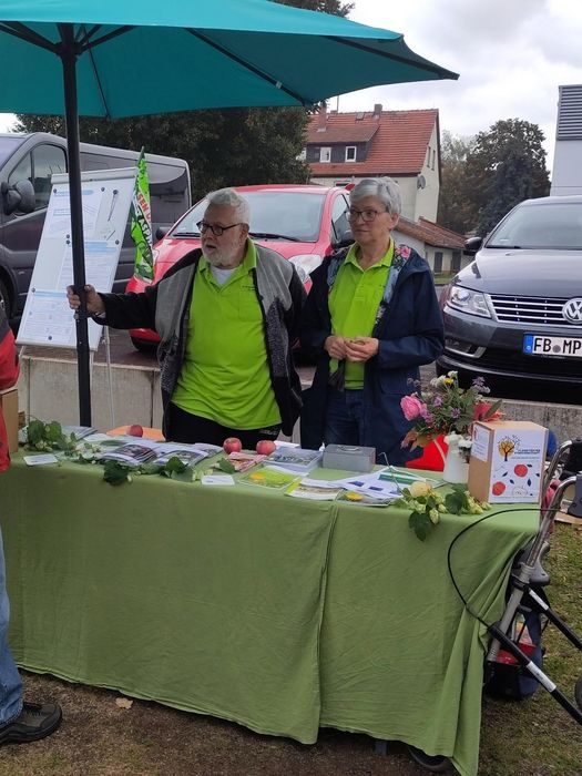 Der Marktstand vom BUND Ortsverband mit Monika Rhein Zusammen mit Obst und Gartenbauverein
