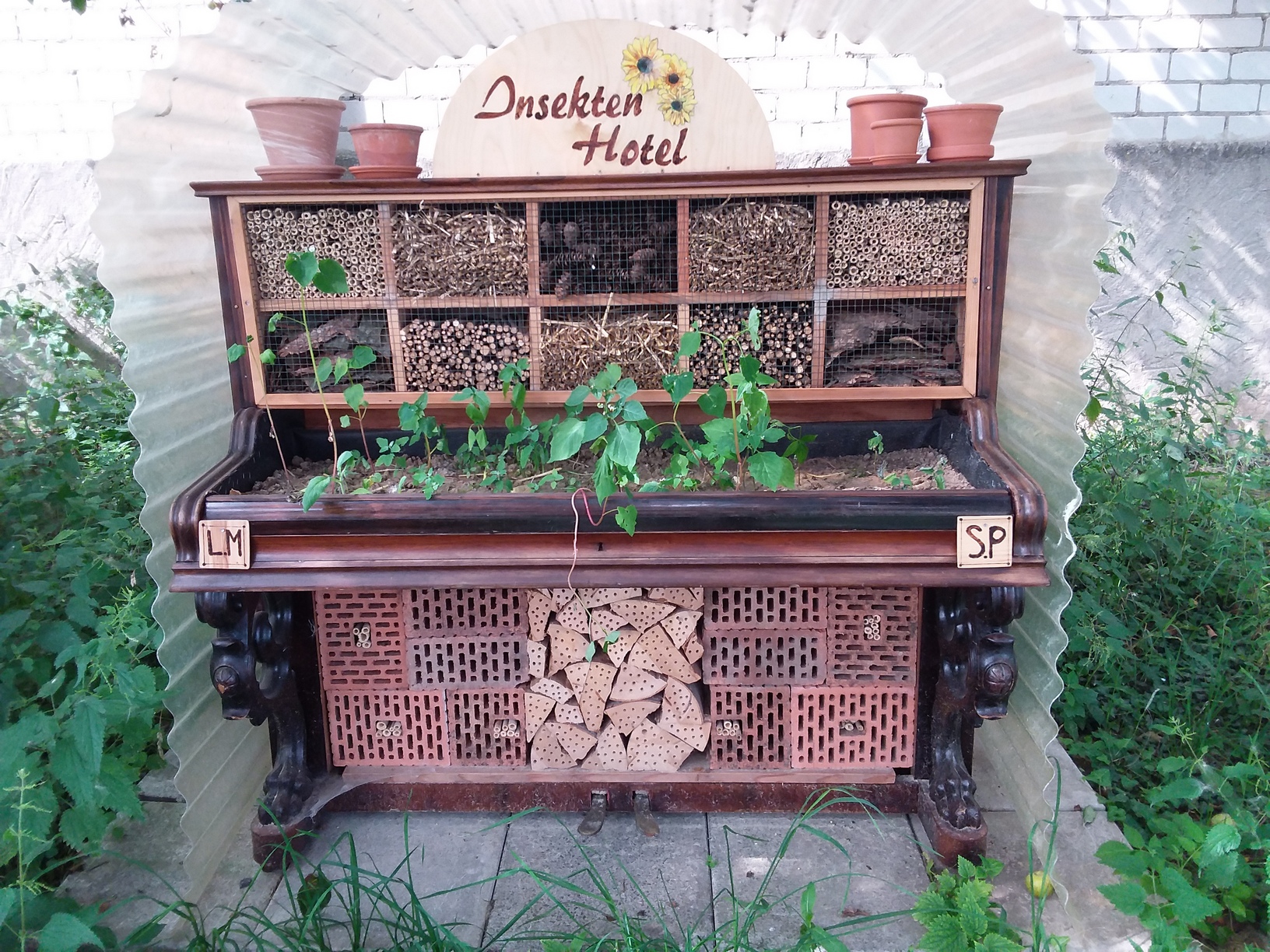 Insektenhotel im Klavier